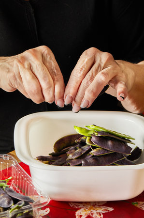 Chef peels the Purple Peas and puts them in white bowlの素材 [FY310207634367]