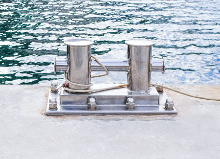 Close-up fasteners for mooring of sea vessels at the berth