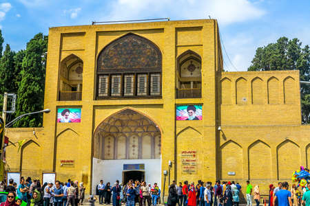 Kashan Bagh-e Fin Garden Main Entrance Gate with Crowdのeditorial素材