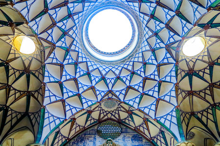 Kashan Boroujerd Historical House with Muqarna Ahoopay Honeycomb Stalactite Vaulting Ceilingのeditorial素材