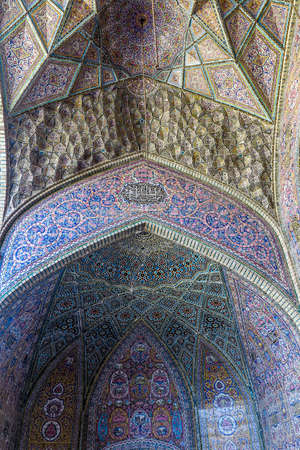 Shiraz Nasir Al-Mulk Pink Mosque Blue Tiles Ornament Ceiling Muqarna Ahoopay Honeycomb Stalactite Vaultingのeditorial素材