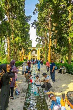 Kashan Bagh-e Fin Garden Leading Lines Channel Frontal View with Crowd and Kushakのeditorial素材