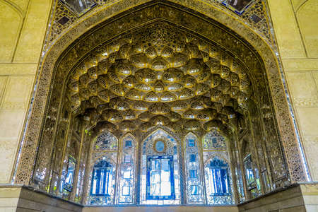 Isfahan Bagh-e Chehel Sotoun Forty Columns Palace Golden Colored Muqarna Ahoopay Honeycomb Stalactite Vaultingのeditorial素材
