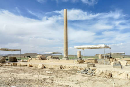 Pasargad Historical Site Audience Palace Standing Column Pillar and Excavationsのeditorial素材