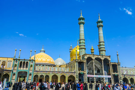 Qom Fatima Masumeh Shrine Side View Point with Crowdのeditorial素材