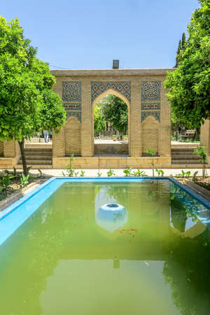 Shiraz Tomb of Hafez Fountain Pool and Arched Bow Gateのeditorial素材