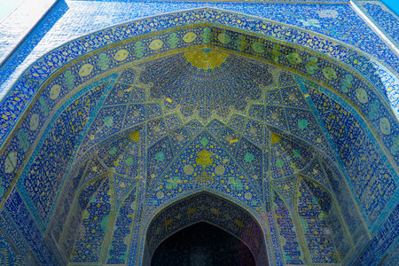 Isfahan Masjed-e Jadid-e Abbasi Shah Great Royal Mosque Main Blue Tiles Ornament Muqarna Ahoopay Honeycomb Stalactite Vaultingのeditorial素材