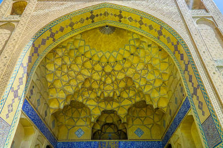 Isfahan Masjed-e Jameh Mosque Yellow Tiles Ornament Muqarna Ahoopay Honeycomb Stalactite Vaultingのeditorial素材