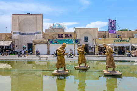 Yazd Amir Chakhmagh Complex Old Mosque Water Reservoir Pond Three Bronze Statue Persiansのeditorial素材