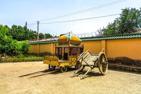 Kuche Royal King Palace Old Shabby Chariot Wheels and Carriageのeditorial素材