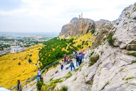 Osh Sulayman Mountain Too Rock Throne Path Way Peak Mosque People View Pointのeditorial素材