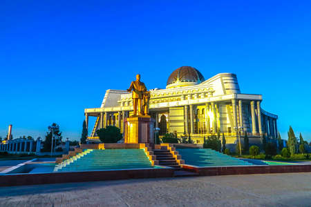 Mary Turkmenistan National Library Building with President Saparmurat Niyazov Statue Holding Ruhnama Bookのeditorial素材