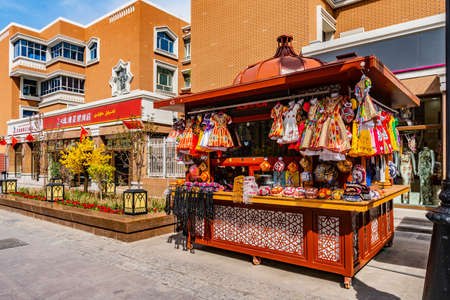 Urumqi International Grand Bazaar Shop Kiosk Selling Uyghur Souvenirs on a Sunny Blue Sky Dayのeditorial素材