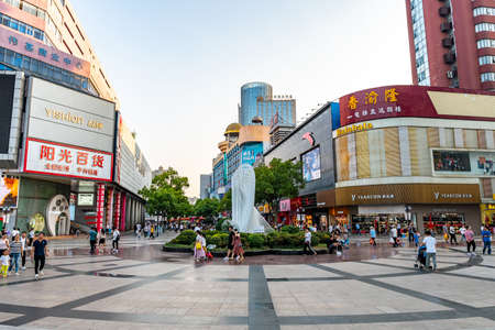 Wuhu Anhui Zhongshan Buxingjie Pedestrian Road View of the Main Square with Walking People During Sunsetのeditorial素材