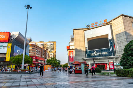 Wuhu Anhui Zhongshan Buxingjie Pedestrian Road View of the Main Square with Walking People During Sunsetのeditorial素材
