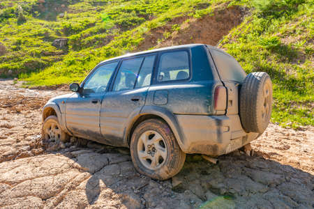 Khoburobot Pass from Qalai Khumb to Dushanbe SUV Jeep Stuck in Mud Slide on a Sunny Blue Sky Dayのeditorial素材