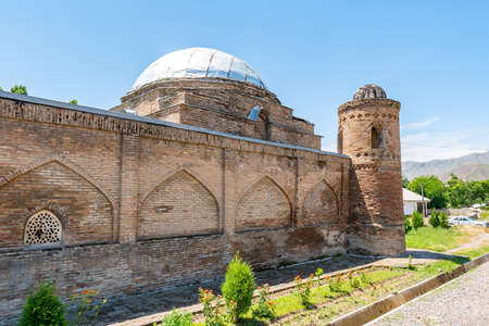 Hisor Fortress Madrasa Kukhna Picturesque Breathtaking Mosque View on a Sunny Blue Sky Dayのeditorial素材