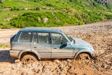 Khoburobot Pass from Qalai Khumb to Dushanbe SUV Jeep Stuck in Mud Slide on a Sunny Blue Sky Dayのeditorial素材