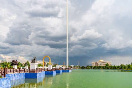 Dushanbe Flag Pole Park Lake View of King Vishtaspa Statue and Palace of Nations on a Cloudy Rainy Dayのeditorial素材