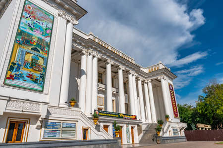 Dushanbe Ayni Opera and Ballet Theater View at 800 Moscow Anniversary Square on a Sunny Blue Sky Dayのeditorial素材