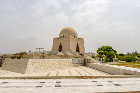Karachi Mazar-e-Quaid Jinnah Mausoleum Picturesque View with Empty Fountain on a Cloudy Dayの写真素材