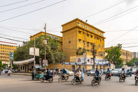 Karachi Dow University of Health Sciences at Jinnah and Mission Road Crossroad with View of Busy Traffic on a Cloudy Dayの写真素材
