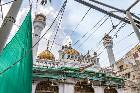 Lahore Sunehri Masjid Talai Golden Mosque at the Walled City Picturesque View on a Sunny Blue Sky Dayの写真素材