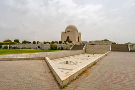 Karachi Mazar-e-Quaid Jinnah Mausoleum Picturesque View with Empty Fountain on a Cloudy Dayの写真素材
