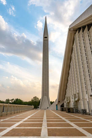 Islamabad Shah Faisal Masjid Mosque Breathtaking Picturesque View at Sunset on a Sunny Blue Sky Dayのeditorial素材