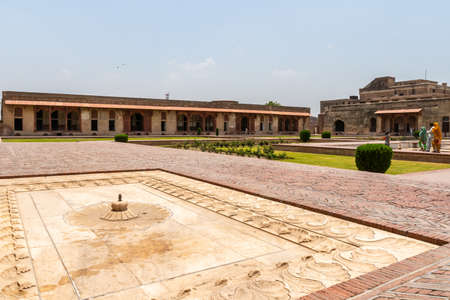 Lahore Fort Picturesque Breathtaking View of Jahangir's Quadrangle on a Sunny Blue Sky Dayのeditorial素材