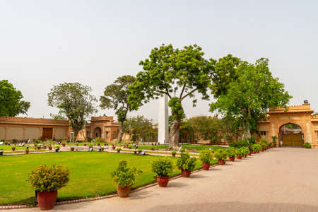 Karachi Mohatta Palace Museum Picturesque View of Garden Obelisk at Hatim Alvi Road on a Cloudy Dayのeditorial素材
