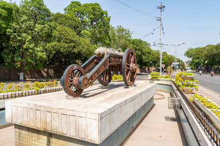Lahore Zamzama Gun Picturesque Breathtaking View of the Monument on a Sunny Blue Sky Dayのeditorial素材