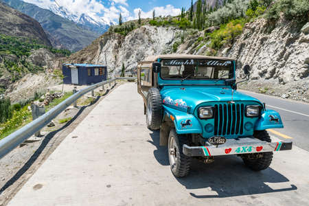 Karimabad Hunza Valley Picturesque View of an Parked Old Retro Jeep on a Sunny Blue Sky Dayのeditorial素材