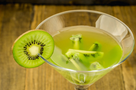 pieces green juicy kiwipieces green juicy kiwi / juice in a glass and kiwi piecesの写真素材