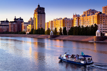 Pleasure boat on the river Ishim in Astana. Sunsetのeditorial素材
