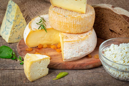 A close up of cheeseboard with different kinds of cheese for an appetizerの写真素材
