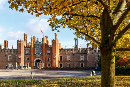 Hampton Court in autumn, Londonの写真素材