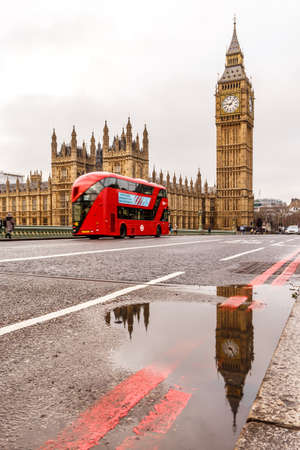 Westminster bridge and Big Ben in winter, Londonの写真素材