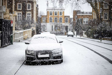 Car under the snow storm in 2021 in London, England, UKのeditorial素材