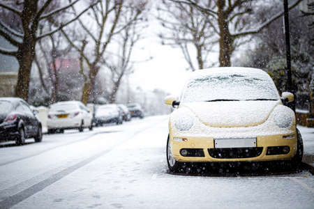 Car under the snow storm in 2021 in London, England, UKのeditorial素材