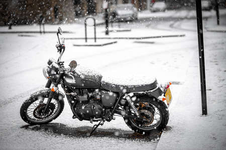 Car under the snow storm in 2021 in London, England, UKのeditorial素材