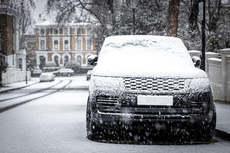 Car under the snow storm in 2021 in London, England, UKのeditorial素材