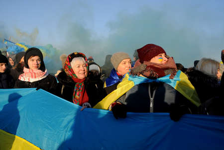 Participants of the action `Unite the banks of the Dnieper` a living chain of` Unity` on the Paton Bridge in Kiev, January 22, 2019.のeditorial素材