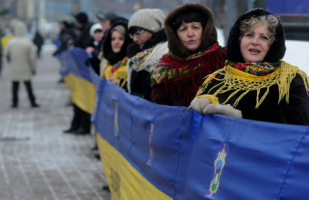 The longest flag of Ukraine was deployed on Khreshchatyk to the Day of Unification of Ukraine, in Kiev, on January 22, 2018.のeditorial素材
