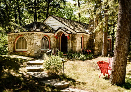 Charlevoix, Michigan, August 8, 2016: one of the unique "hobbit homes" that serve as a local attraction in Charlevoix, MIのeditorial素材