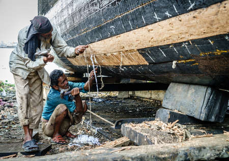Chittagong, Bangladesh, December 22, 2017: Workers are building traditional fishing boats at a shipyard by the Karnaphuli River near Chittagong, Bangladeshのeditorial素材
