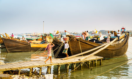Chittagong, Bangladesh, December 22, 2017: Manual offloading of salt from a boat at the Karnaphuli River port in Chittagong, Bangladeshのeditorial素材