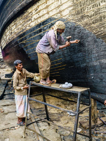 Chittagong, Bangladesh, December 22, 2017: Workers are building traditional fishing boats at a shipyard by the Karnaphuli River near Chittagong, Bangladeshのeditorial素材
