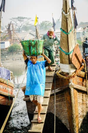 Chittagong, Bangladesh, December 23, 2017: Fishermen bringing fresh catch from the boat at the port on the Karnaphuli River in Chittagongのeditorial素材