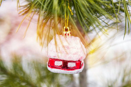 Toy snow-covered house. Christmas tree toy. Brilliant Glass House. New Year.の写真素材